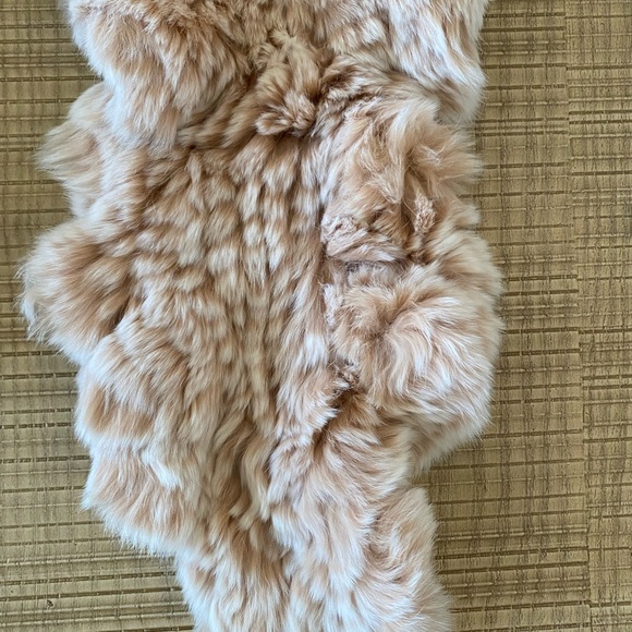NWOT Knitted Rabbit Fur Ruffled Scarf - Picture 2 of 3